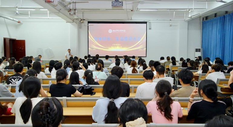 【爱我上饶 当好主人翁】保障、服务、育人 | 我校召开全校班长、生活委员会议
